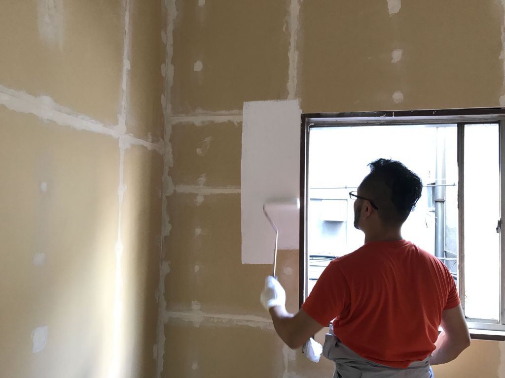 簡単ローラー塗装の極意 つや消し白ペンキで２階の壁をペイント
