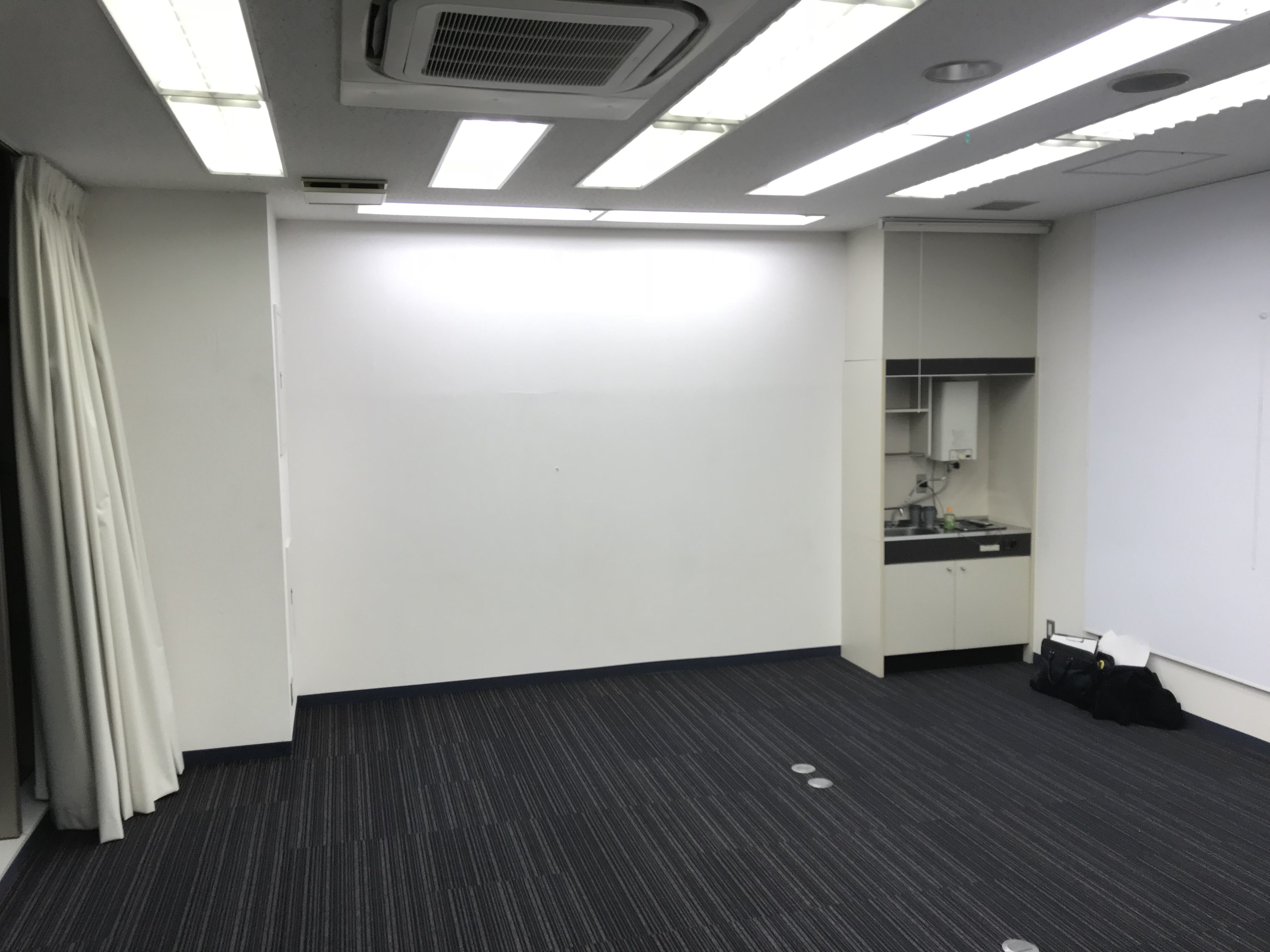 壁面いっぱいのデスクが欲しい オフィスにオーダーメイドデスク 東京 大阪 家具を楽しむ家具工房 Roots Factory ルーツファクトリー オフィシャルサイト