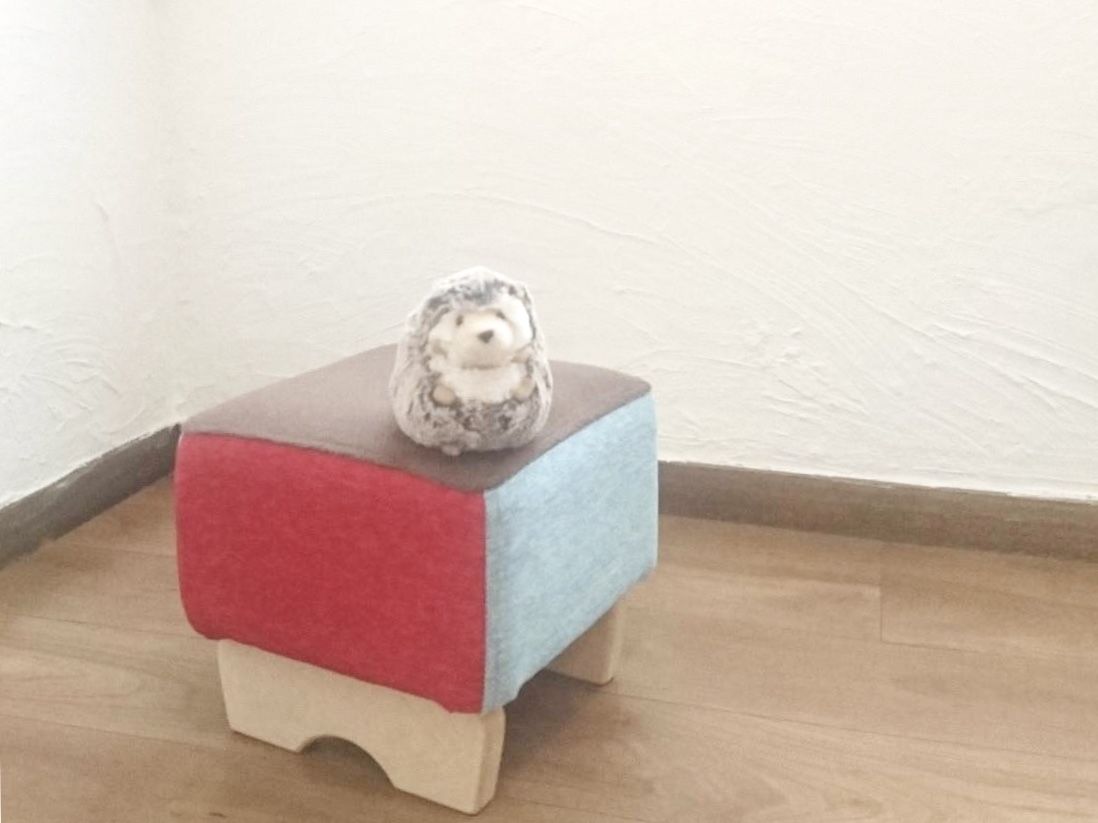 DIYで壁を漆喰に！真白なお部屋でモンペスツールをお出迎え♪のイメージ