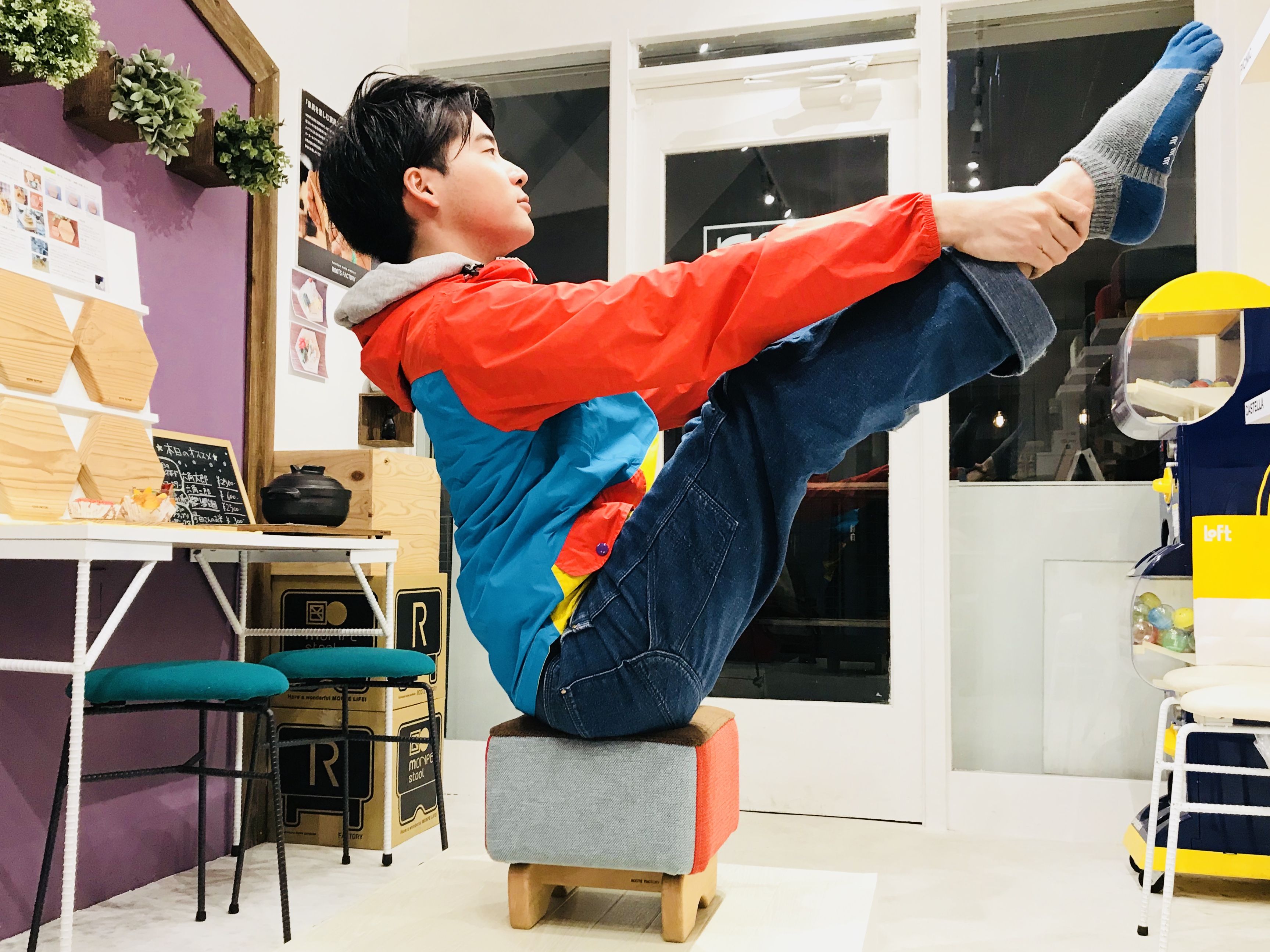 家具屋でピラティス教室!?モンペスツールでバランスポーズに挑戦!のイメージ