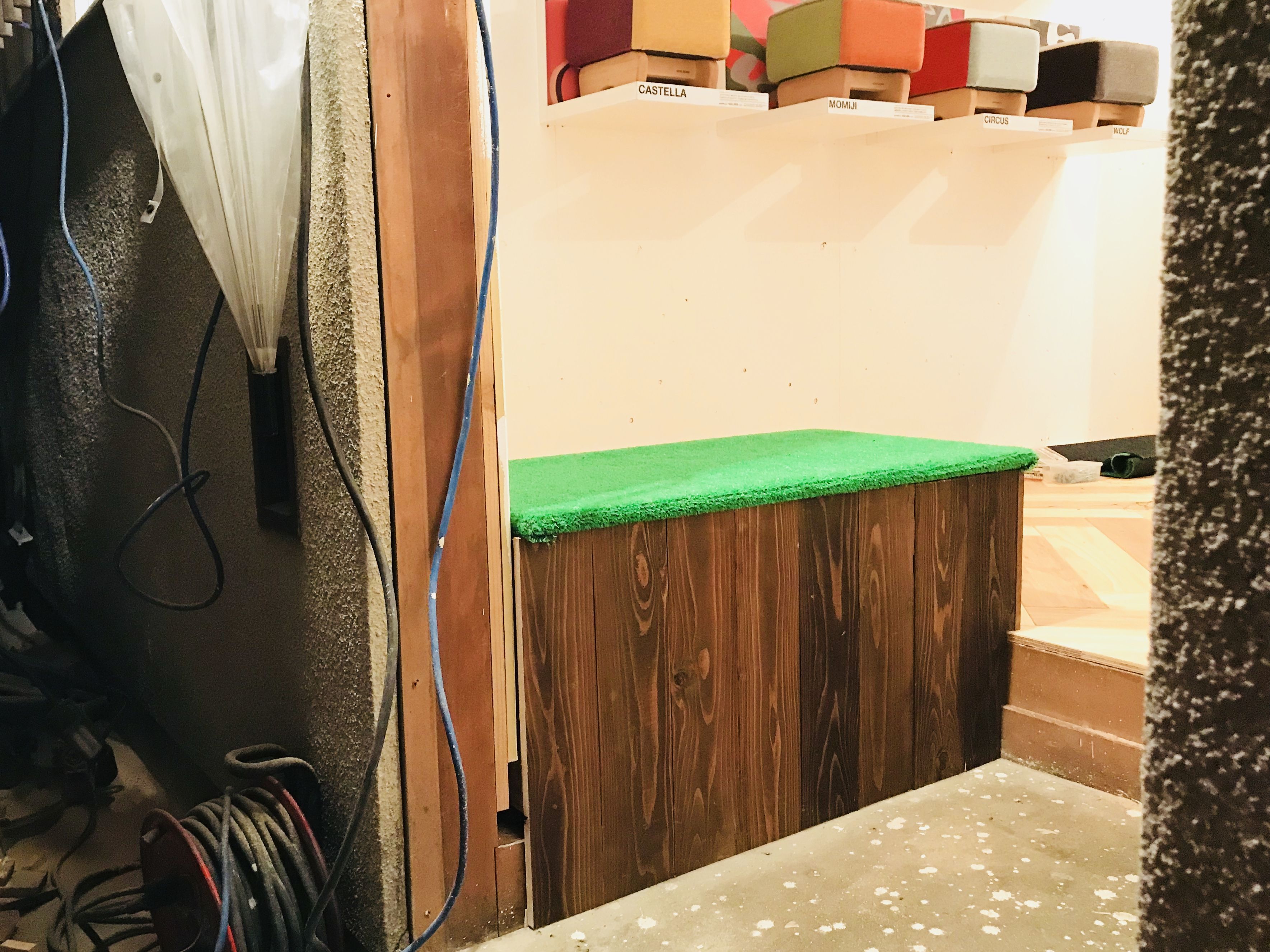 入り口にポッカリ空いた穴がメルへンなベンチに☆穴はただじゃ塞ぎません♪のイメージ