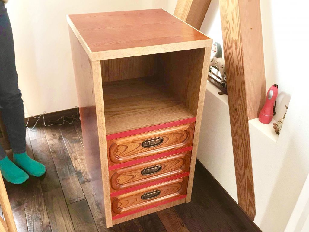 欅の婚礼家具（タンス）をリメイク。引出しと側板を生かした電話台。のイメージ