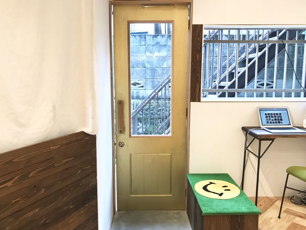 下北ベース店内入口