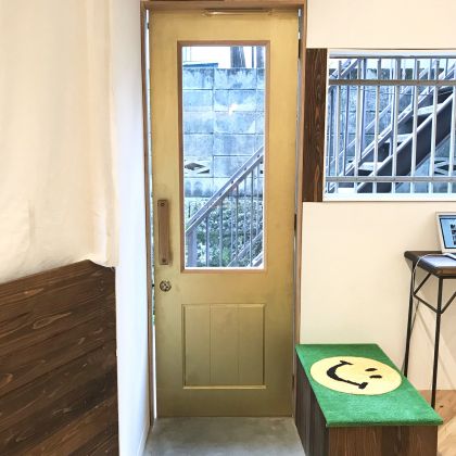 下北ベース店内入口