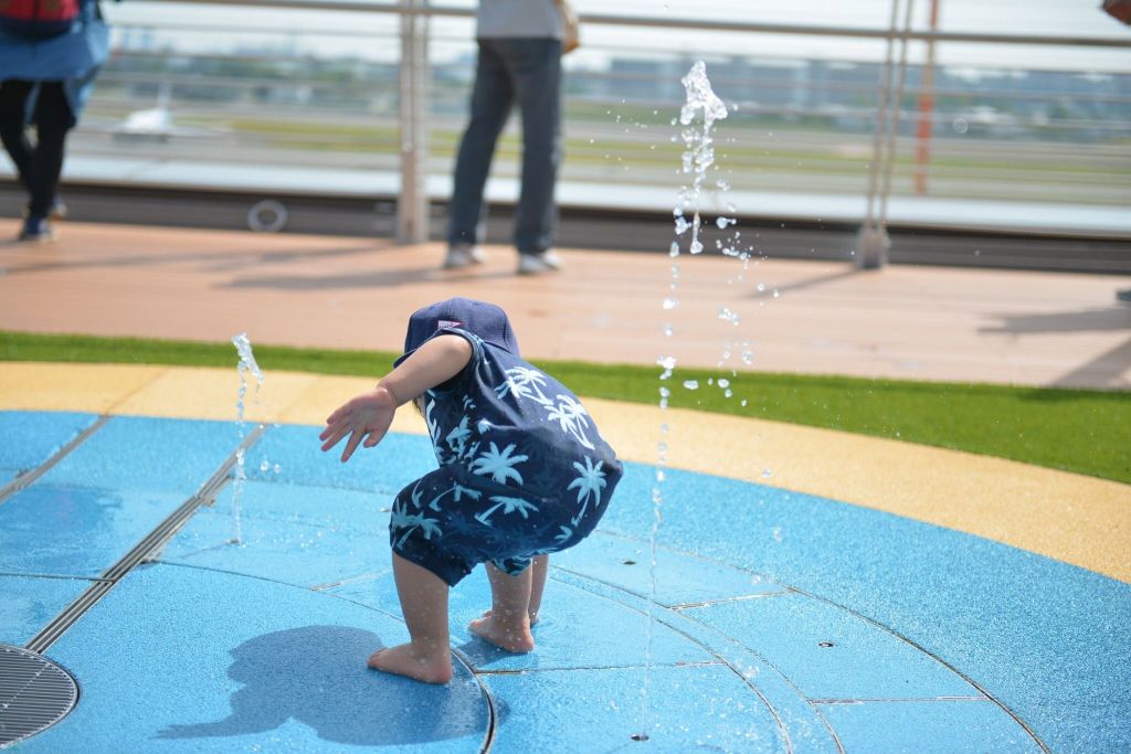 伊丹空港　展望デッキで水遊び