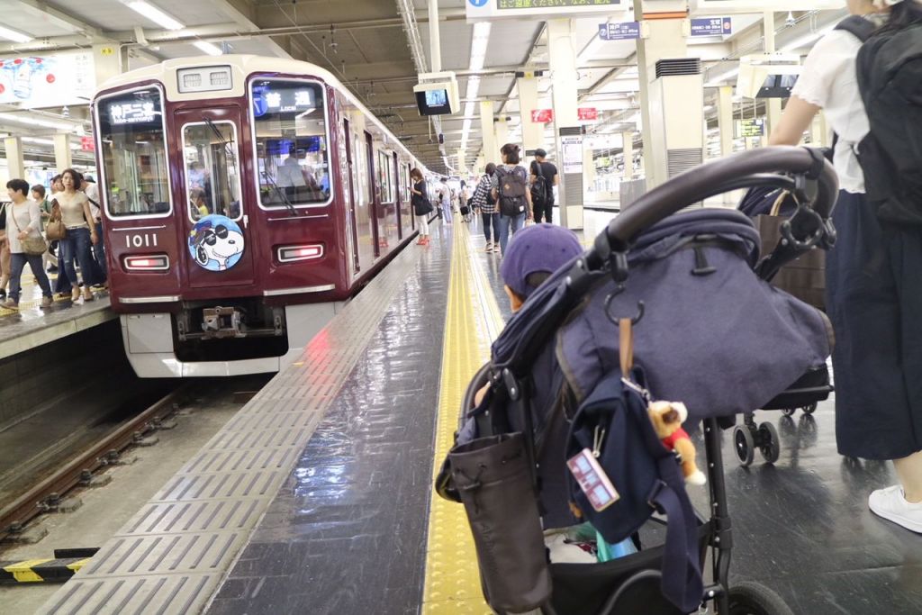 梅田駅で発見！スヌーピーコラボの阪急電車