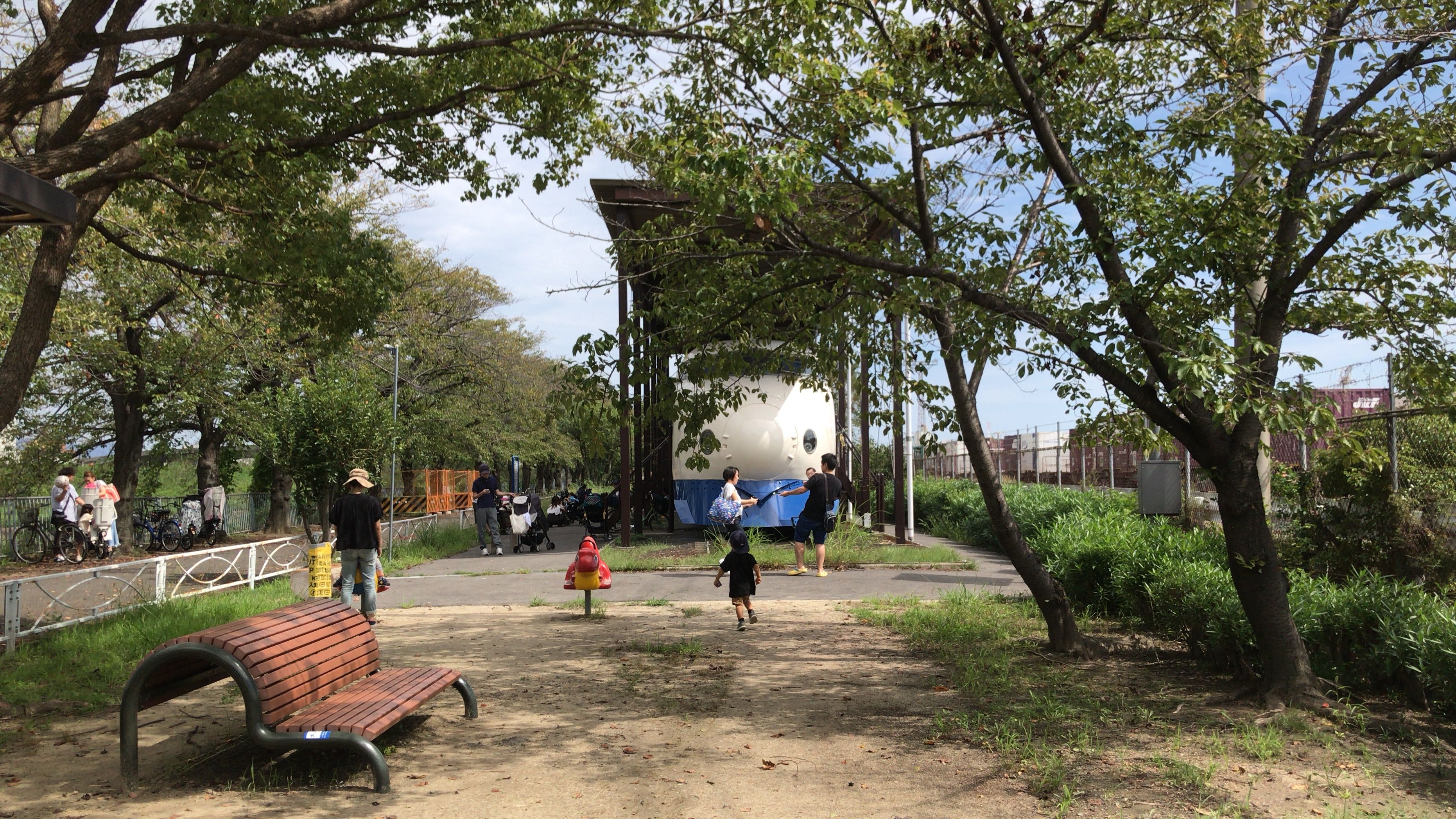 摂津市鳥飼車両基地の横にある新幹線公園