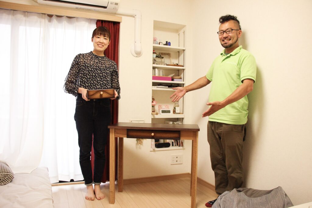 思い出の英国調ライティングビューローをフラットデスクにリメイク！のイメージ