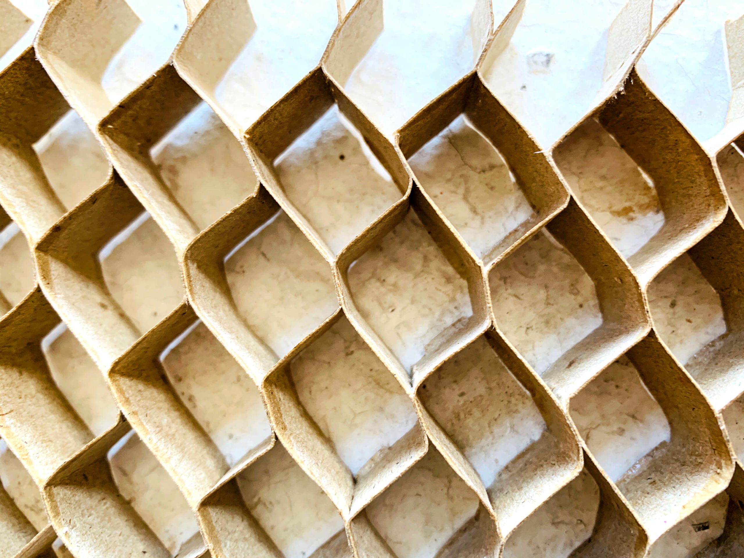 家具を分解してみると中から段ボール！？六角形に繋がってる訳とは。のイメージ