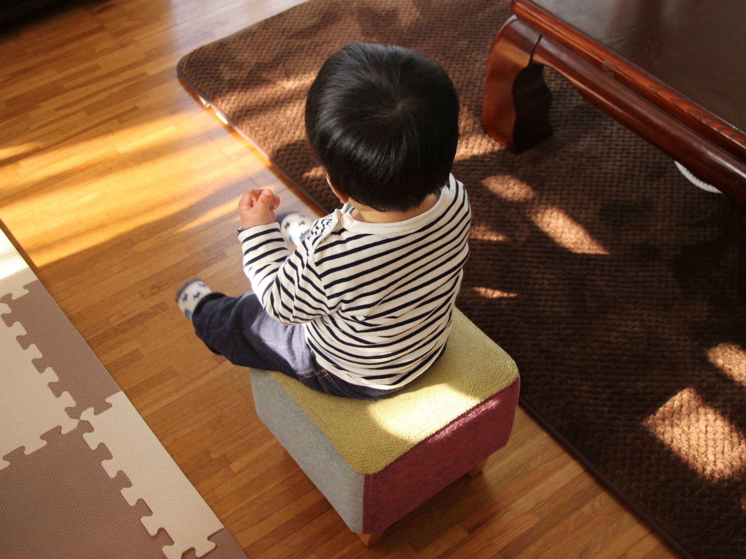 座る姿が可愛すぎ！わずか1歳児が気に入った椅子『モンペスツール』のイメージ