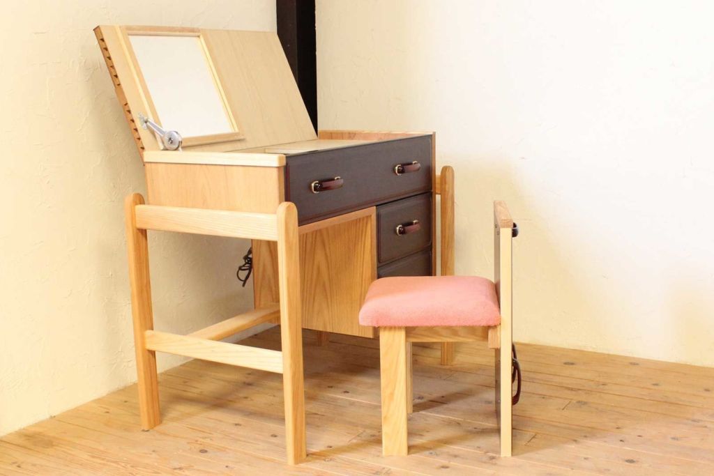 R022：お母様の形見の婚礼家具一式を使いドレッサーと椅子を製作 