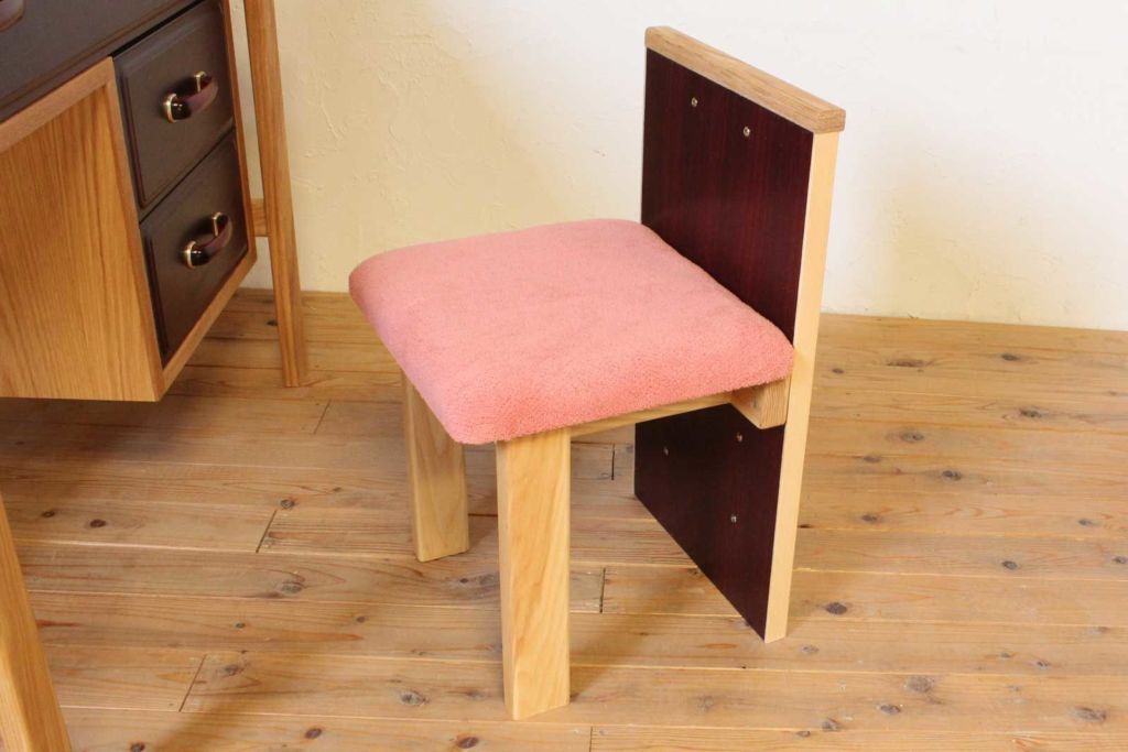 お母様の形見の婚礼家具一式からリメイクされた椅子