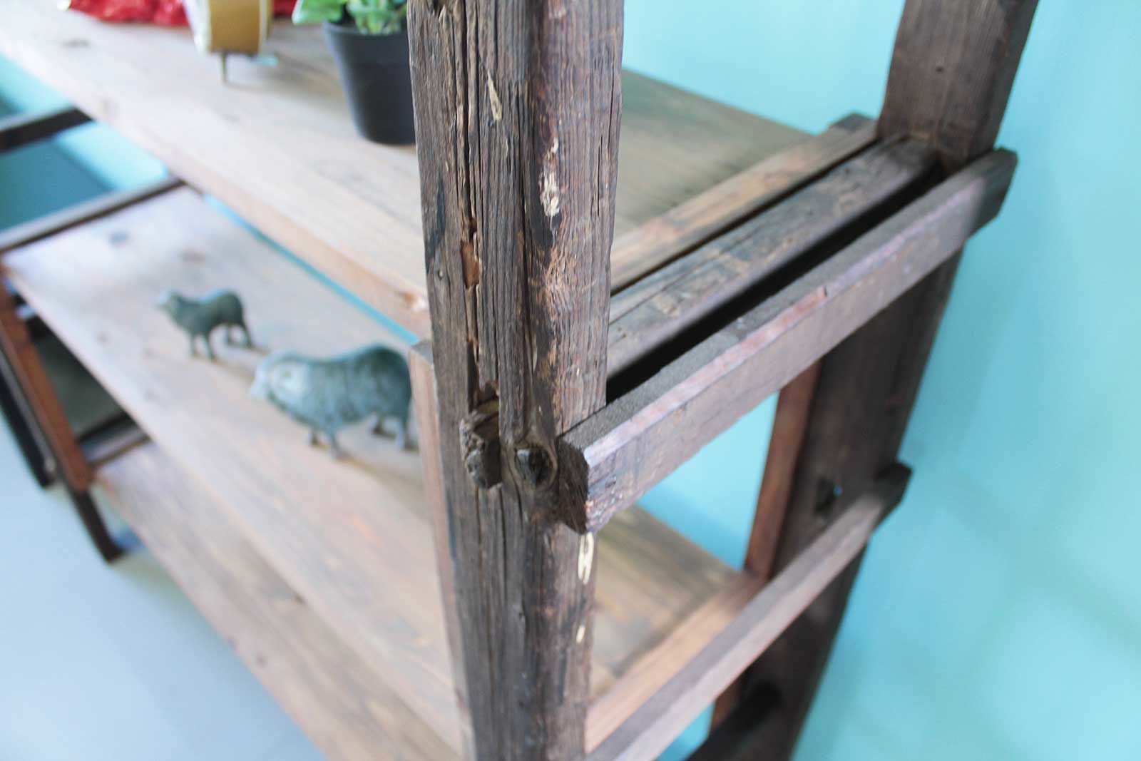 古い木製梯子を生かしてアンティークな飾り棚を製作