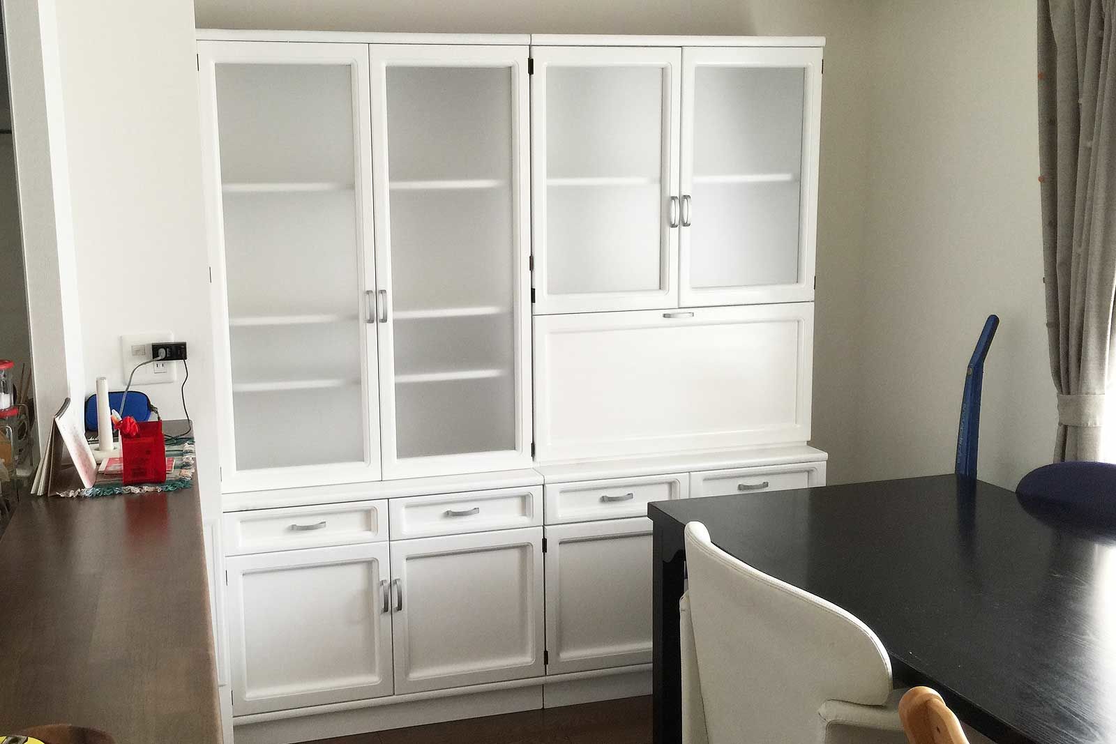 木製の食器棚を真白に塗装＆引き出し・扉を製作しリメイク