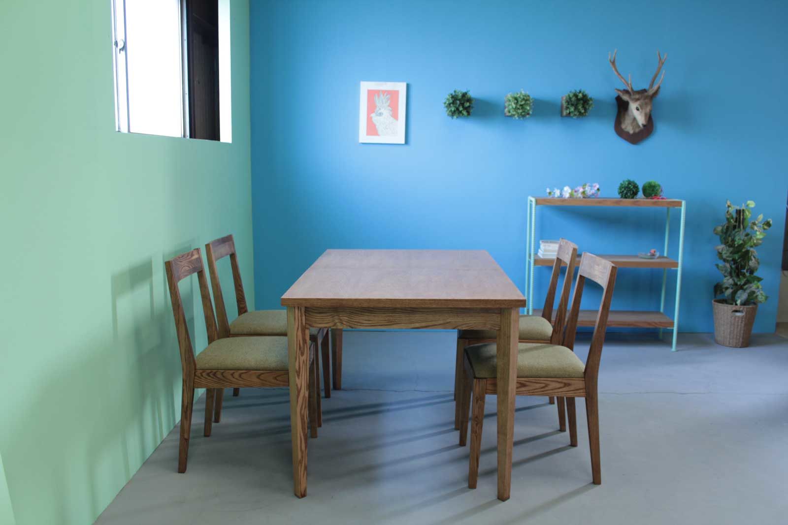 黒色のダイニングテーブルと椅子を一つ一つ丁寧に磨き直し＆塗装でナチュラルカラーにリメイク