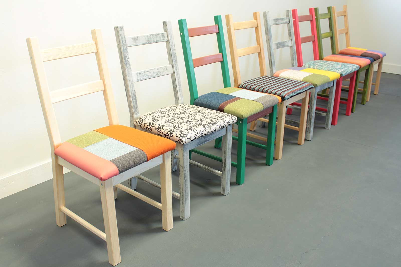 シンプルな木製椅子を、塗装と座面張りでカラフルなチェアにリメイク