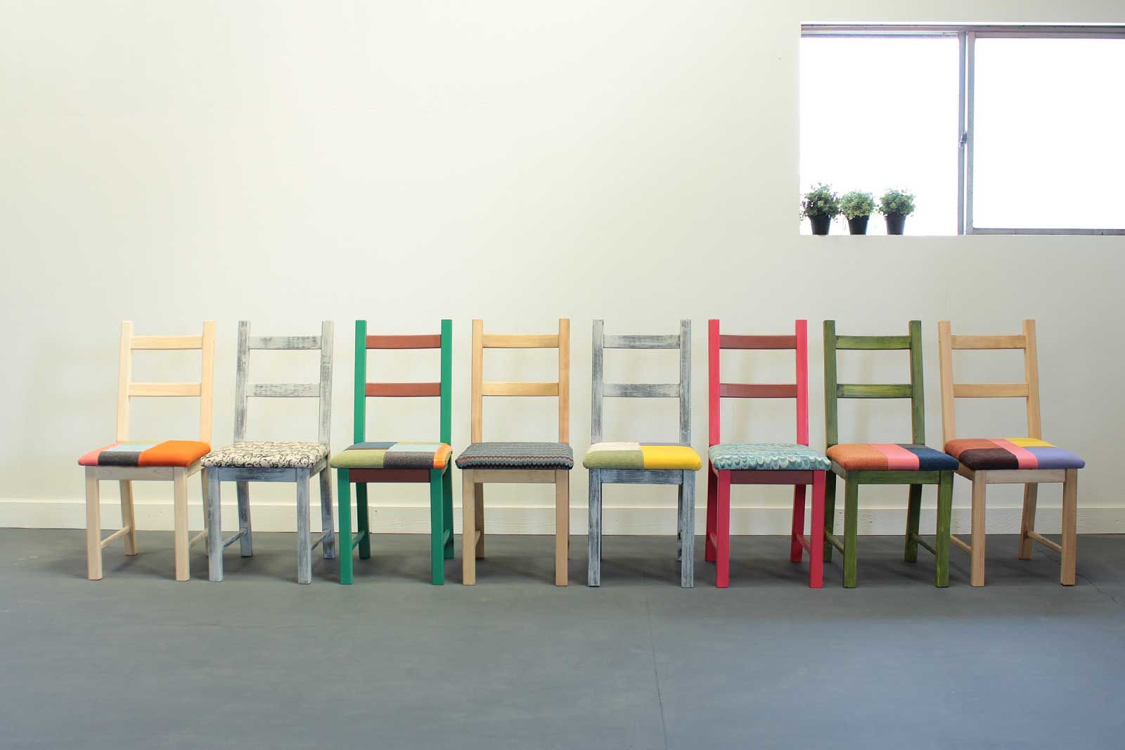 IKEAのナチュラルウッドチェアをカラフルな椅子にリメイク
