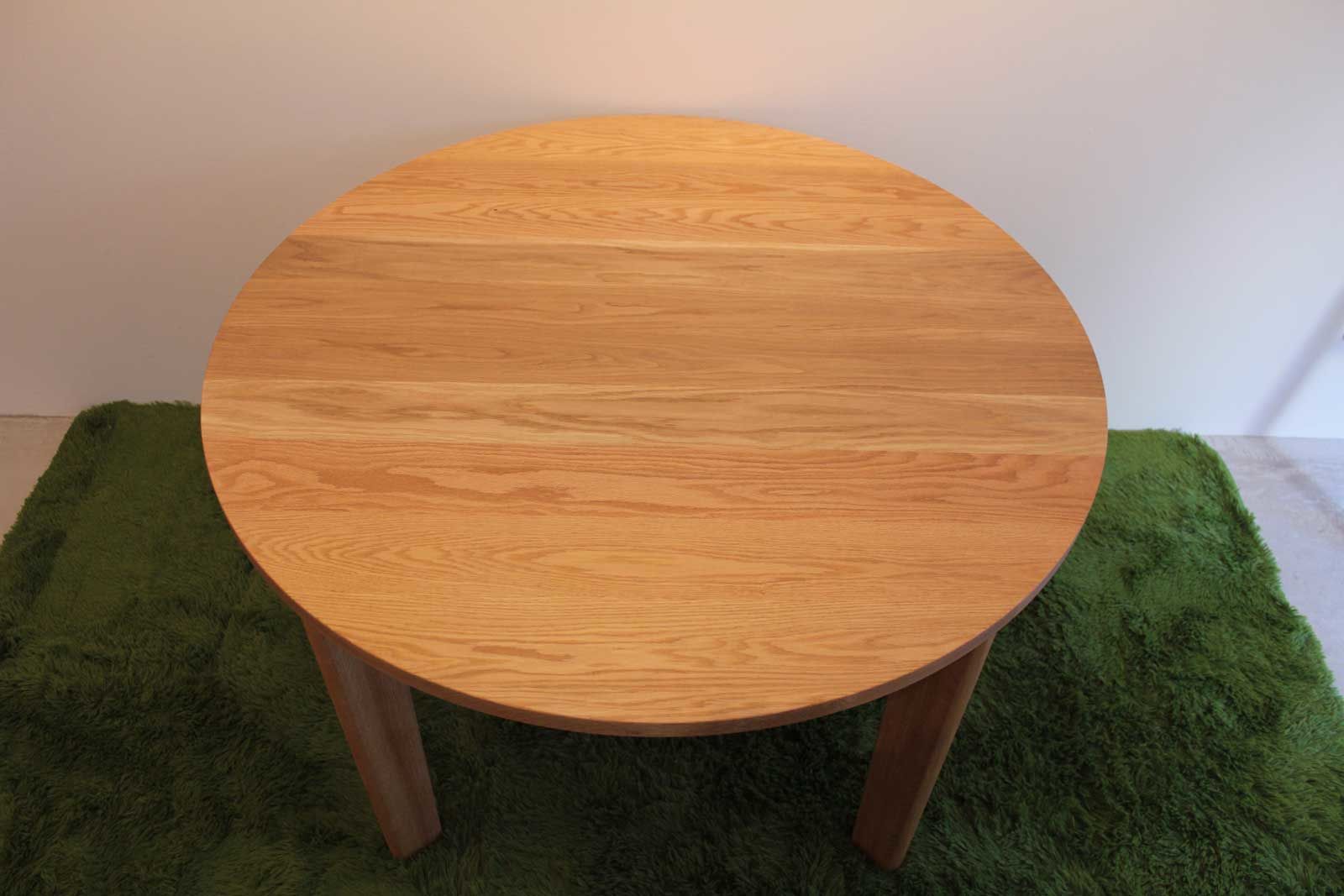 「ダイニングテーブルを手放したくないが、新居では丸テーブルを使いたい」というお客様のテーブルを長方形から円形にリメイク
