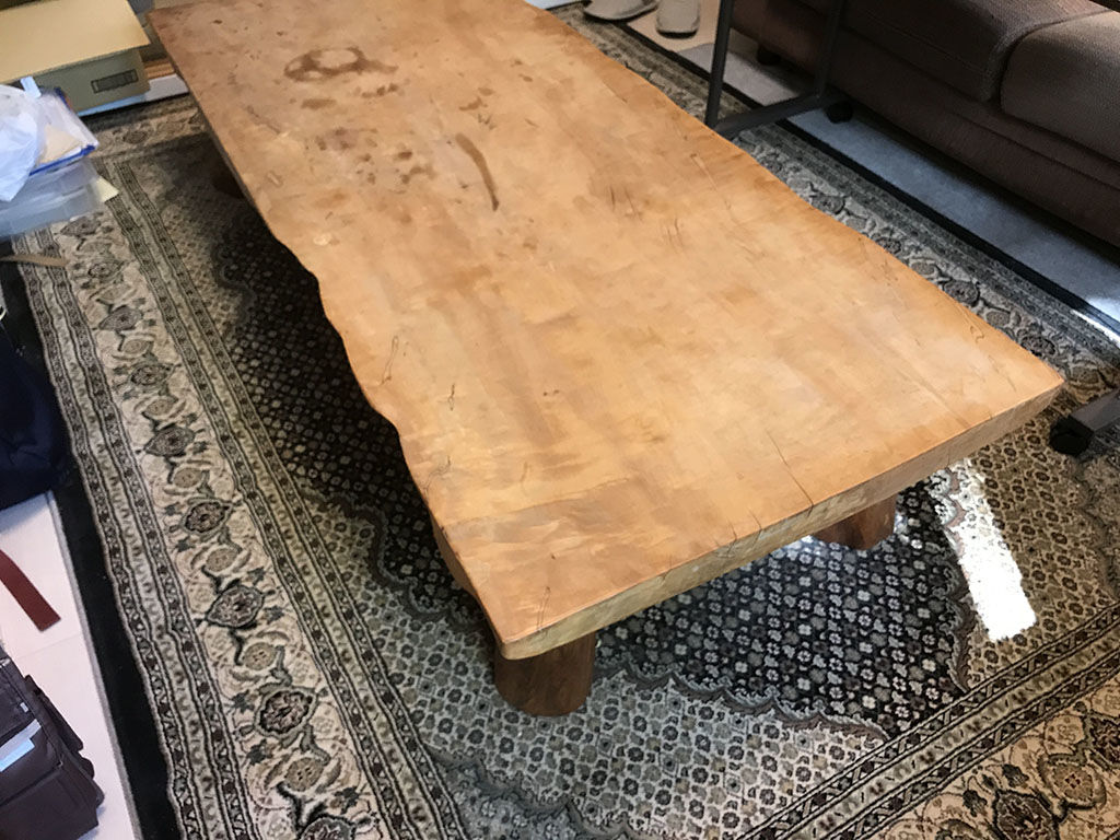 ダイニングテーブルにリメイクされたトチの木の無垢一枚板でできた座卓(before)