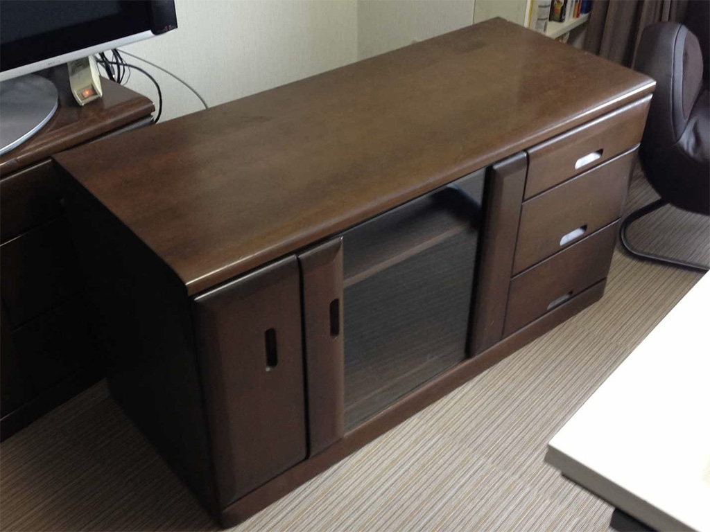 ガラス扉のついた木製ローボードをリサイズ（before）