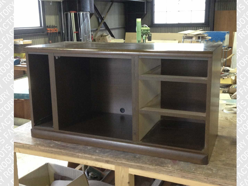 ガラス扉のついた木製ローボードをリサイズ（製作途中）