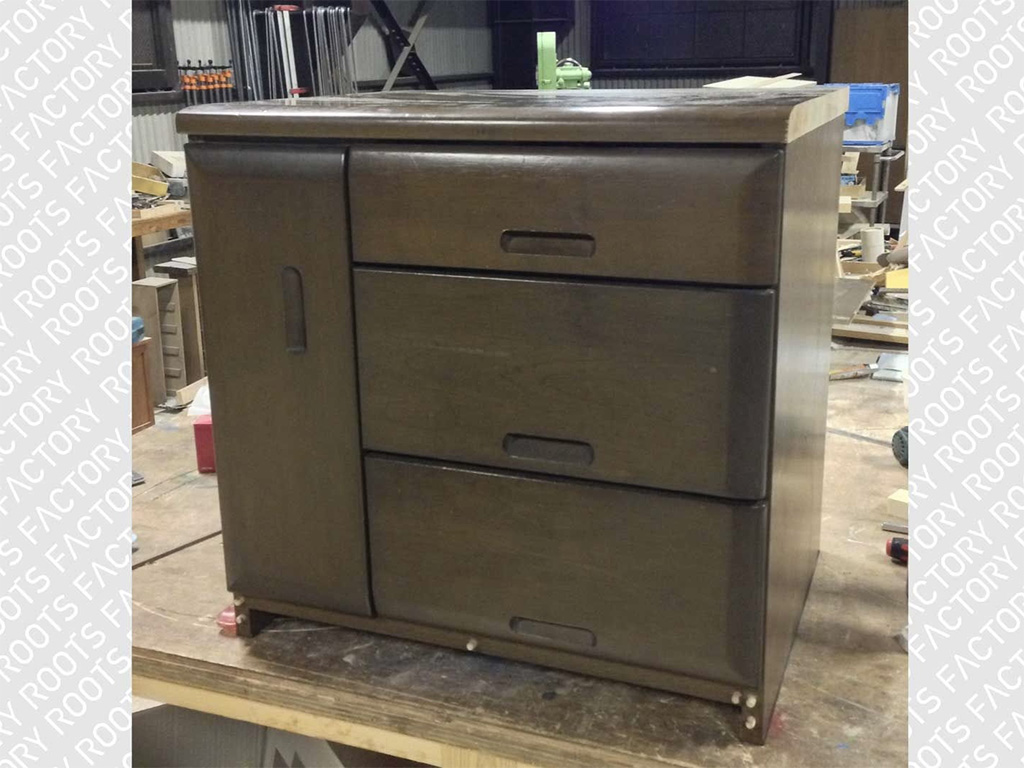 ガラス扉のついた木製ローボードをリサイズ（after）