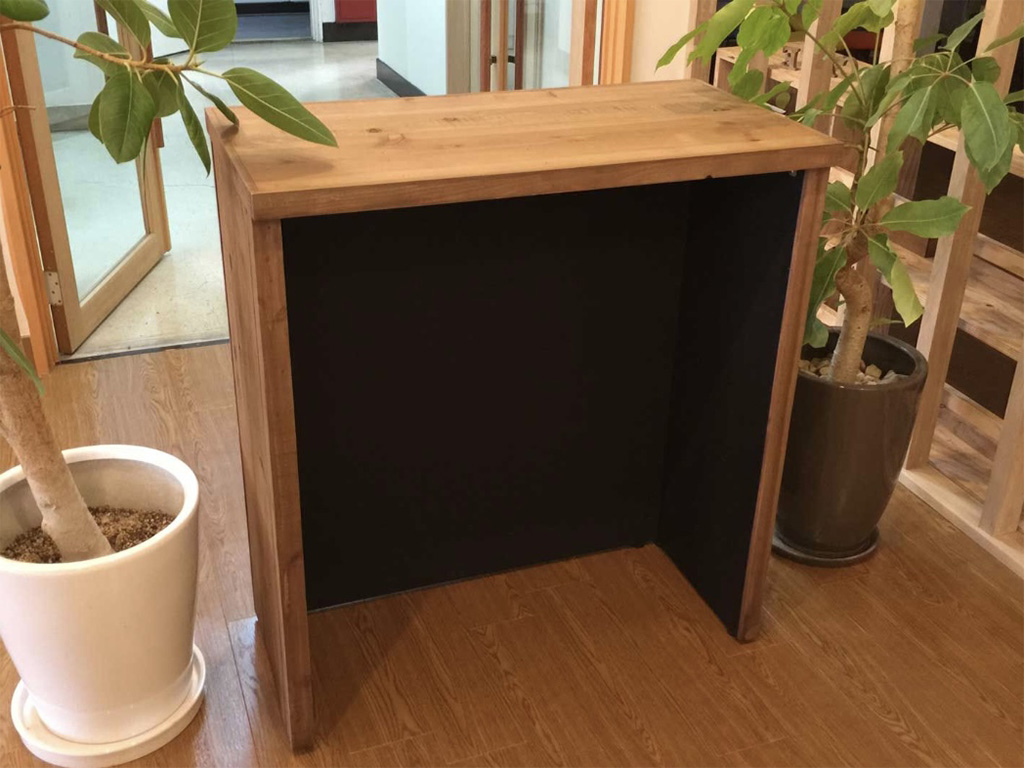 シンプルな受付カウンターが緑あふれる素敵なオフィスに合う受付カウンターに変身
