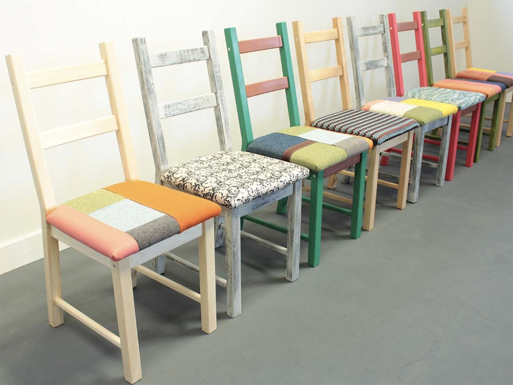 シンプルな木製椅子を、塗装と座面張りでカラフルなチェアにリメイク