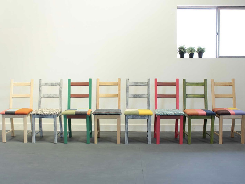 IKEAのナチュラルウッドチェアをカラフルな椅子にリメイク