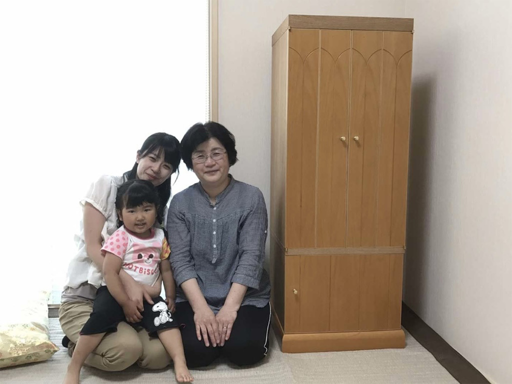 旦那様との思い出がつまった大切な婚礼タンスが素敵なお仏壇に生まれ変わり、涙を流して喜んでくださったお客様