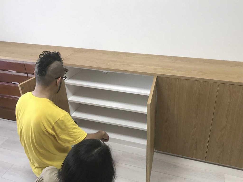 リビングボード真ん中の開き扉に棚板収納を新しく製作