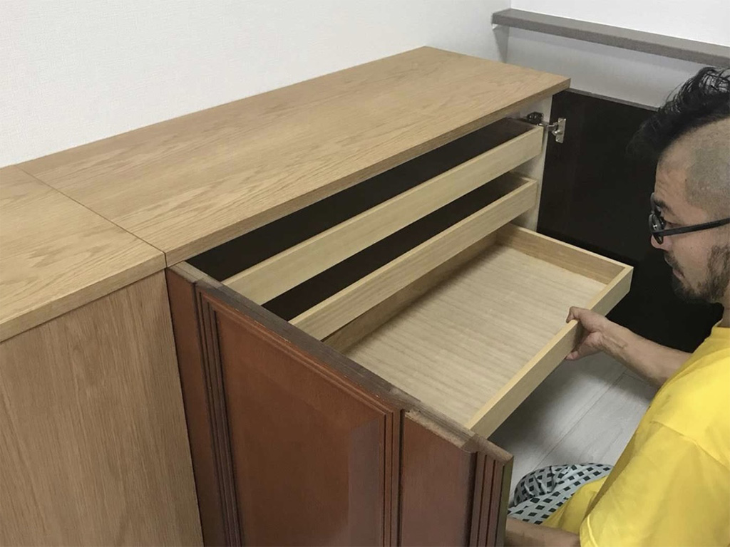 右端の開き扉には和タンスの着物盆をそのまま入れられるよう製作