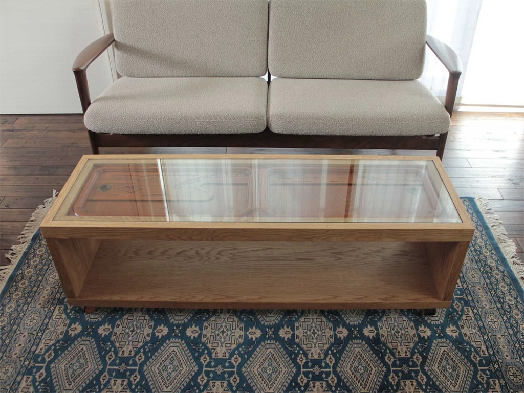 ソファの横幅に合わせて製作したリビングテーブル