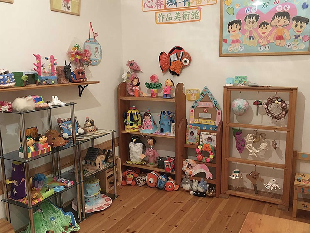 お子様の作品をオープンシェルフに飾られた素敵なお写真をいただきました
