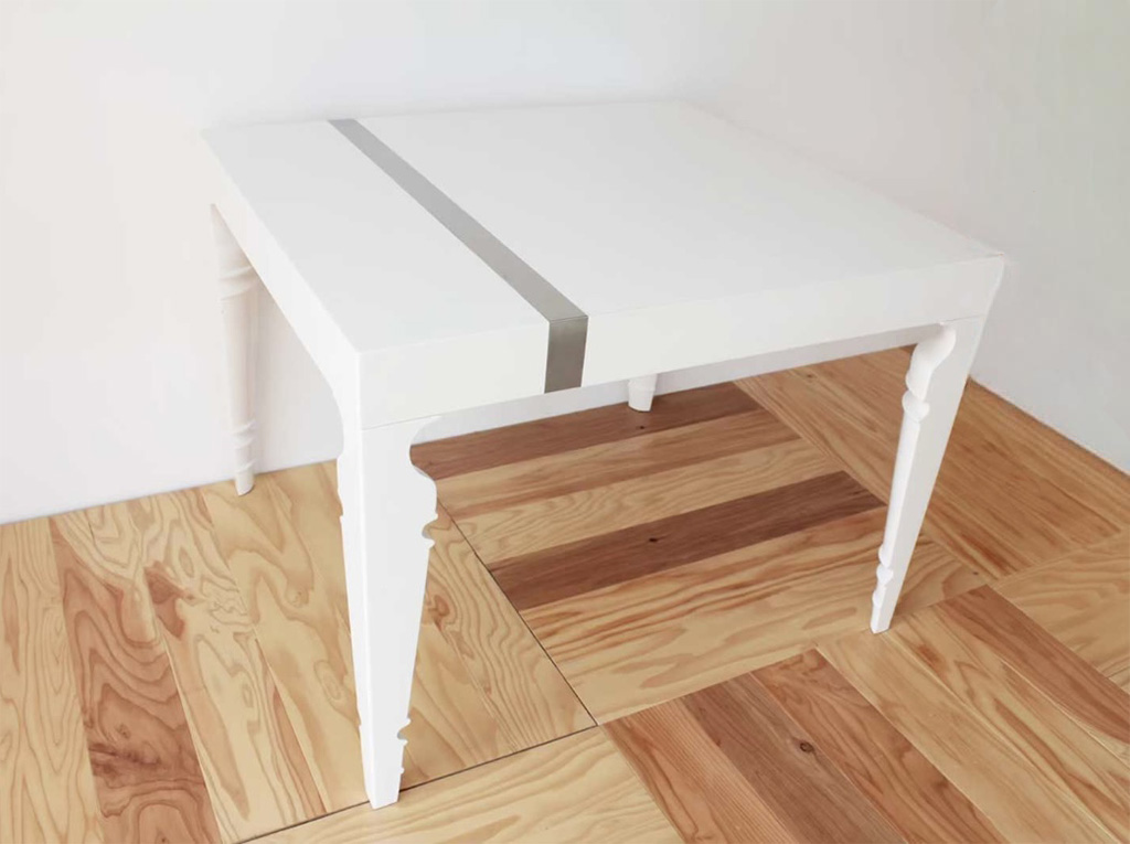 天板のカットした箇所が悪目立ちしないよう、カット部分にアクセントラインを入れました