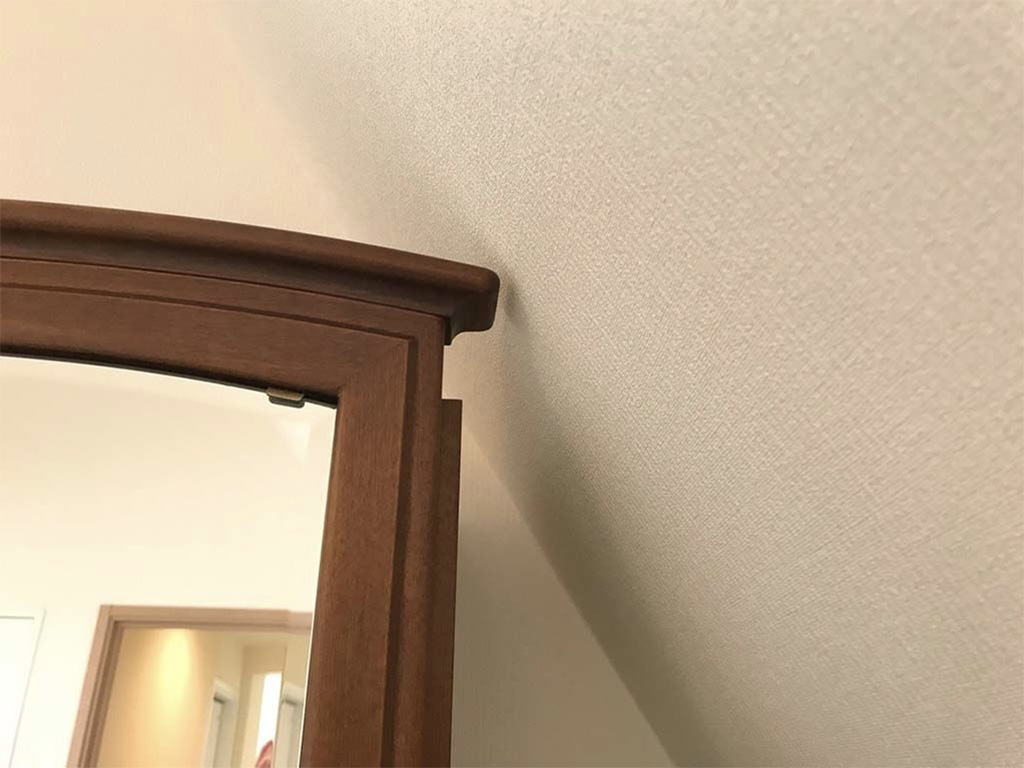 リサイズをすることで壁面に傾斜のあるスペースにぴったり収まるように