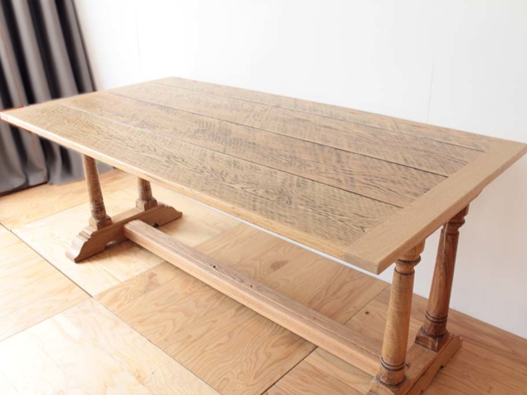 足元のアーチは外し、重厚感のあったテーブルが軽やかな雰囲気に