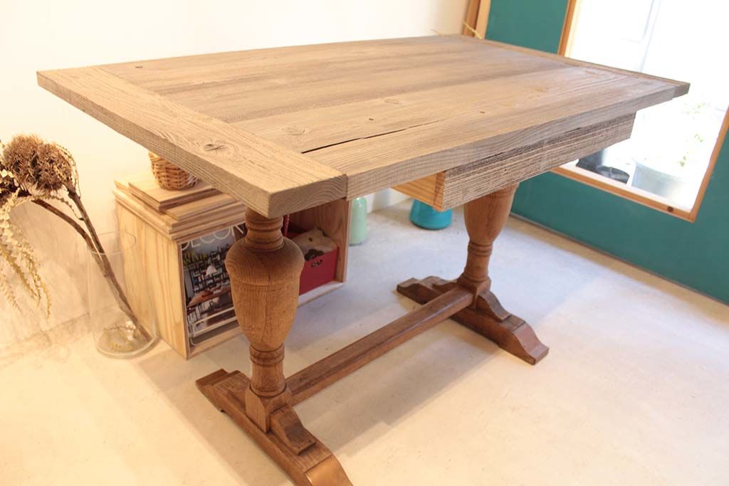 反りや歪みが大きく出る古材を、テーブルとして問題なく使うことができるよう加工