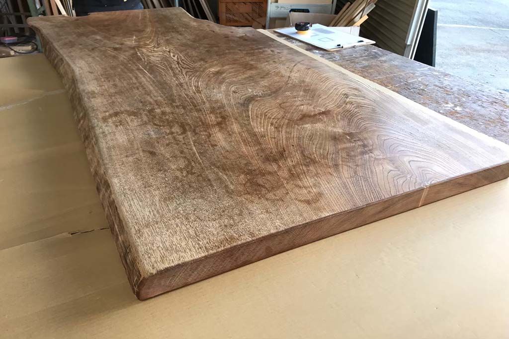 大きな無垢一枚板のテーブルをリビングテーブルにリメイク(before)