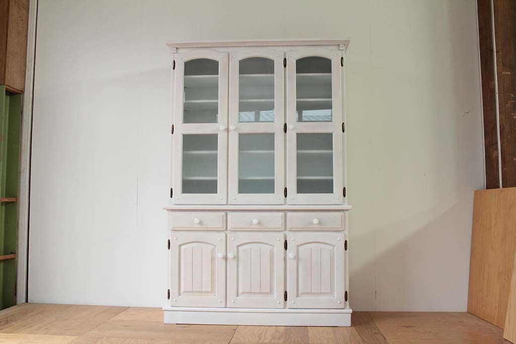 リメイクしたホワイト塗装の３枚扉食器棚の全体像（正面）