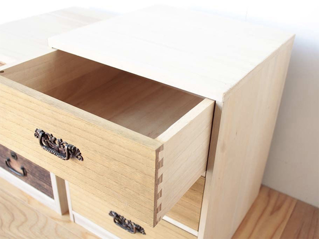 和タンスの桐材を加工して本体を製作しリメイクした小引き出し