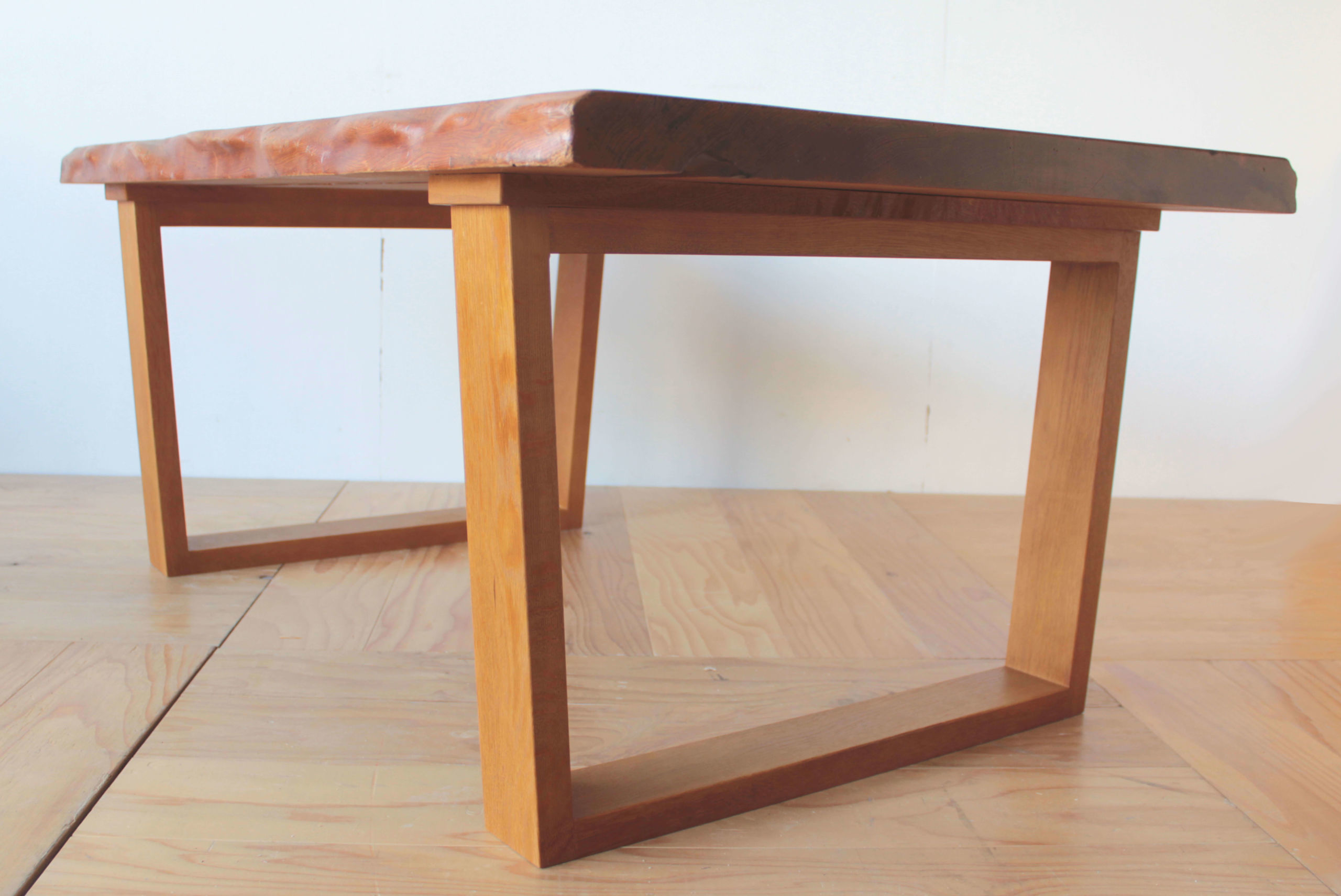 リメイクした屋久杉無垢一枚板のテーブルのロの字型の脚