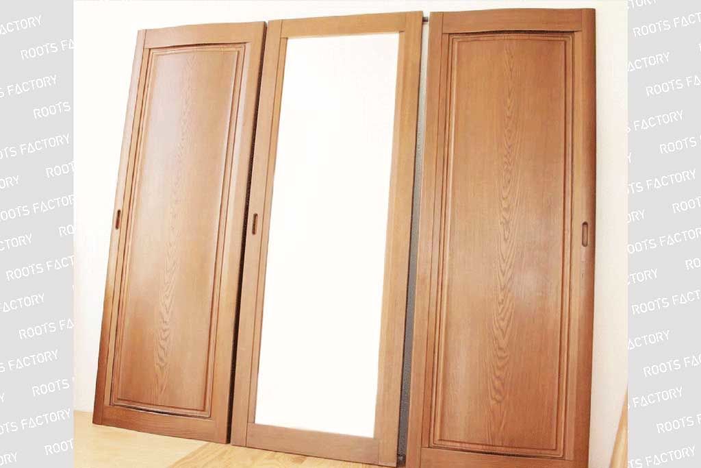 扉と鏡が大きくて立派なリメイク前の婚礼タンスの扉と鏡