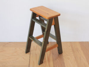 ベッドのはしごから作ったおしゃれな踏み台