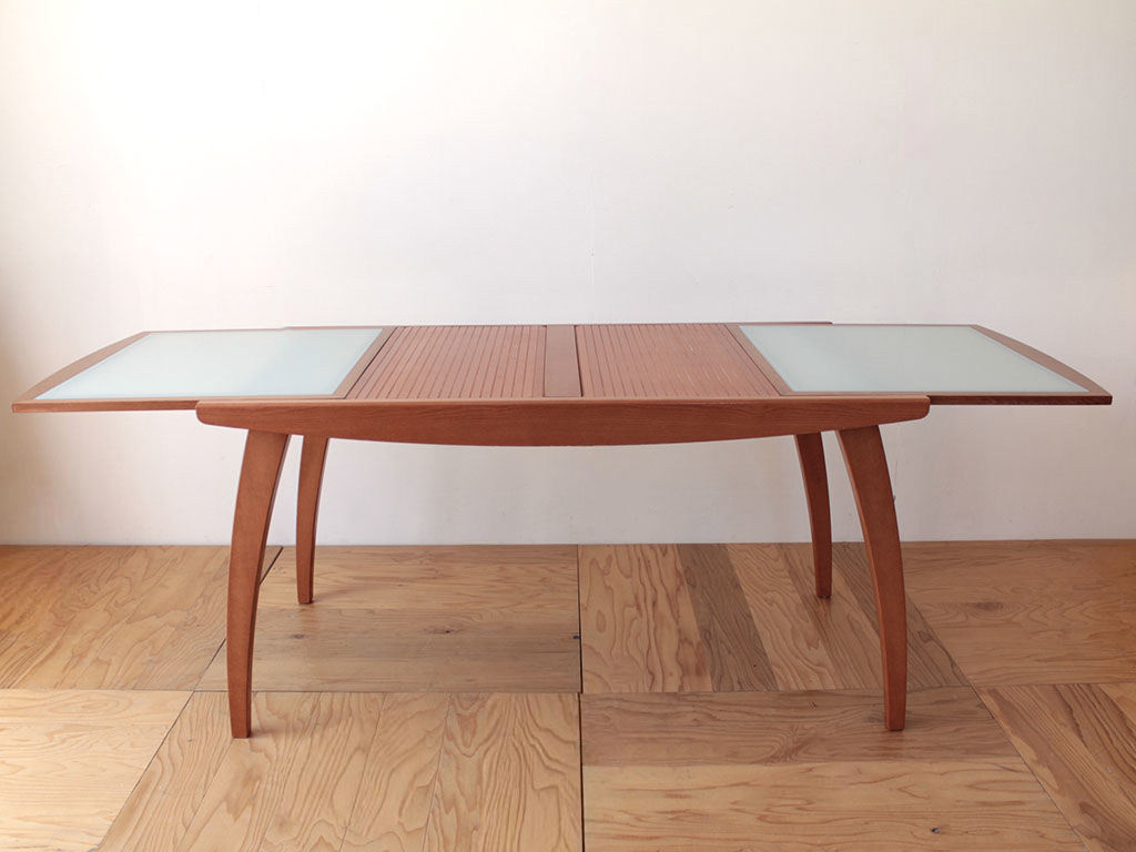 カリガリスのダイニングテーブル