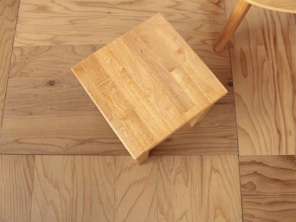 座面はもちろんのこと脚も元のローテーブルから製作