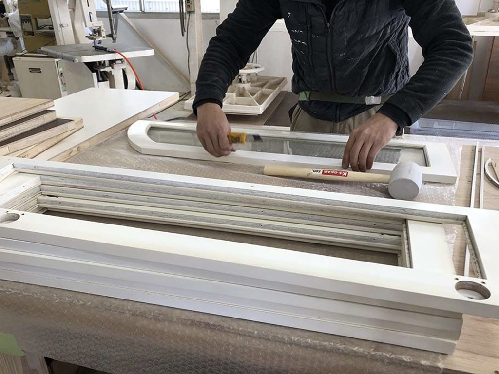 家具を分解して外側から見えない部分も丁寧に作業