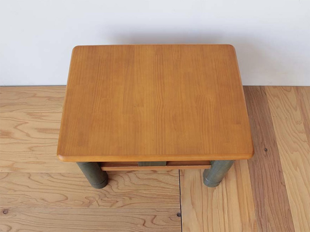 元の家具に合わせて新規製作したパイン材の天板