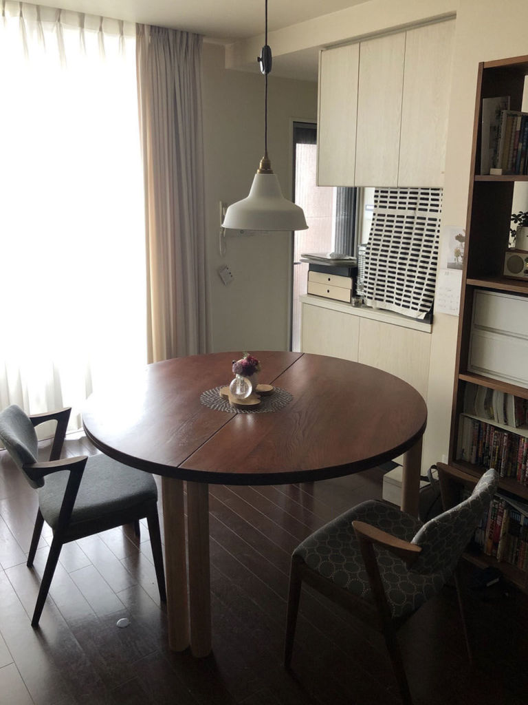 リメイクさせていただいたテーブルとお客様が合わせてご購入されたという椅子のお写真