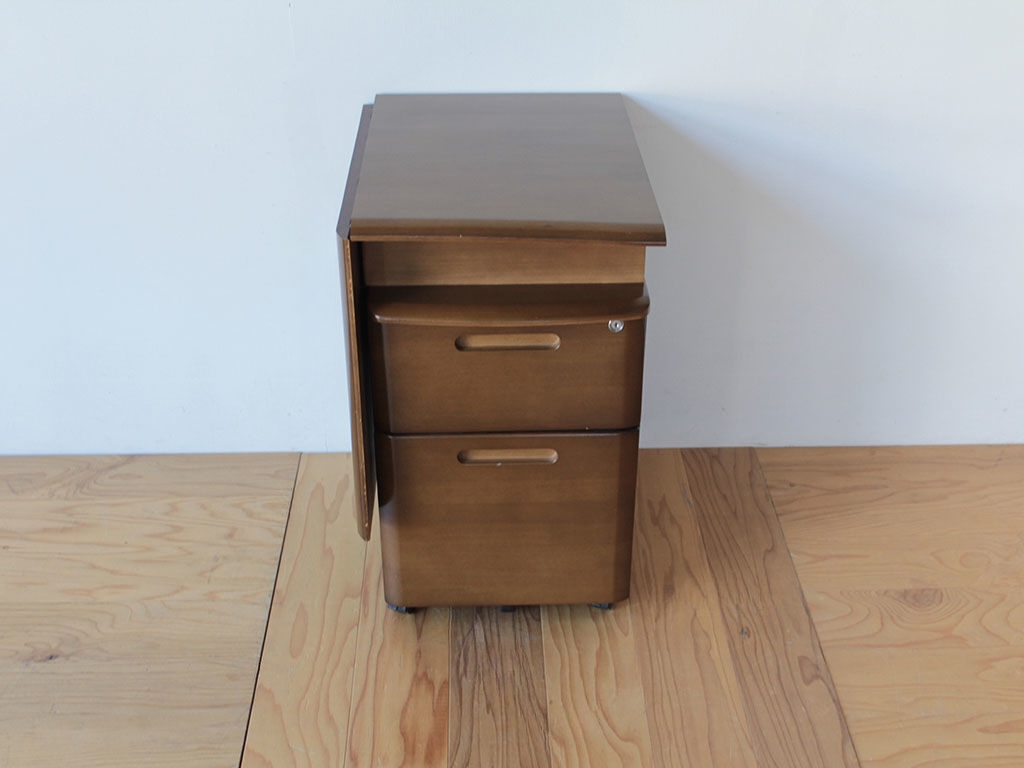 インワゴンとデスクが一体となりコンパクトに